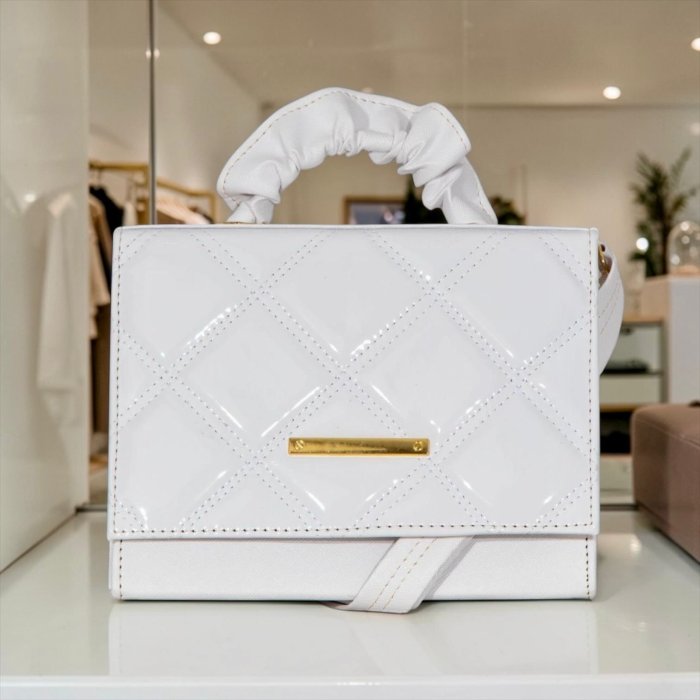 Bolsa infantil charol blanco acolchada con asa fruncida