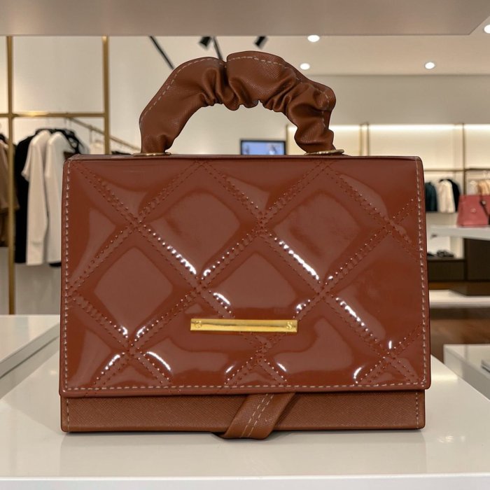 Bolsa infantil charol camel acolchada con asa fruncida