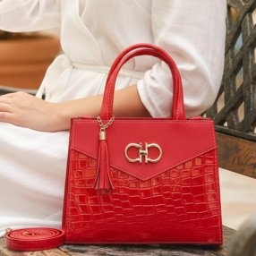 Bolsa cross rojo estructurada con detalle metálico y borla