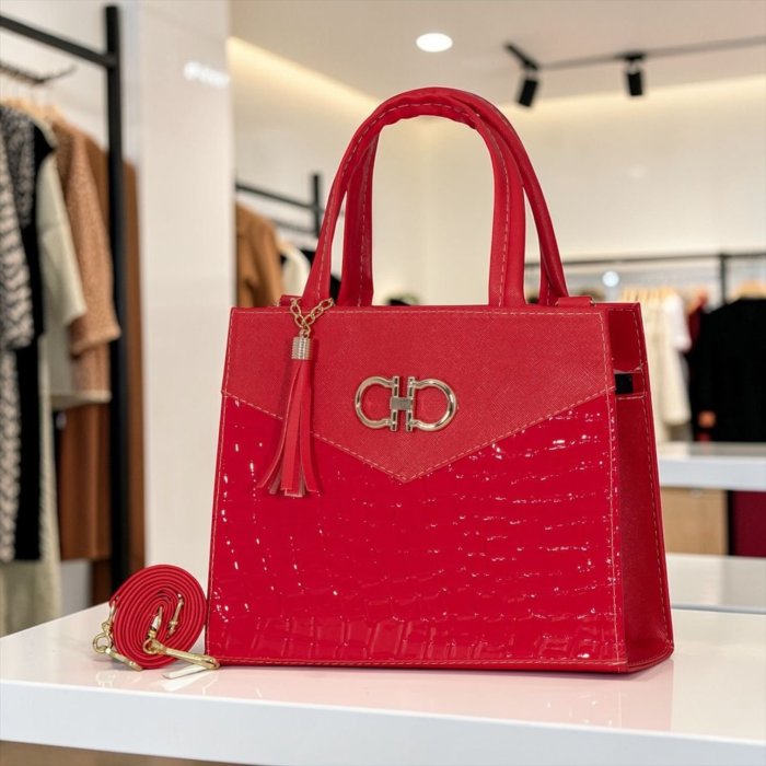 Bolsa cross rojo estructurada con detalle metálico y borla
