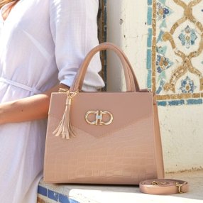 Bolsa cross maquillaje estructurada con detalle metálico y borla