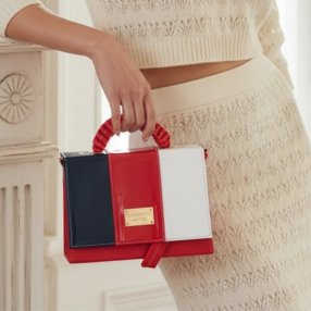 Bolsa estructurada tricolor rojo con asa fruncida