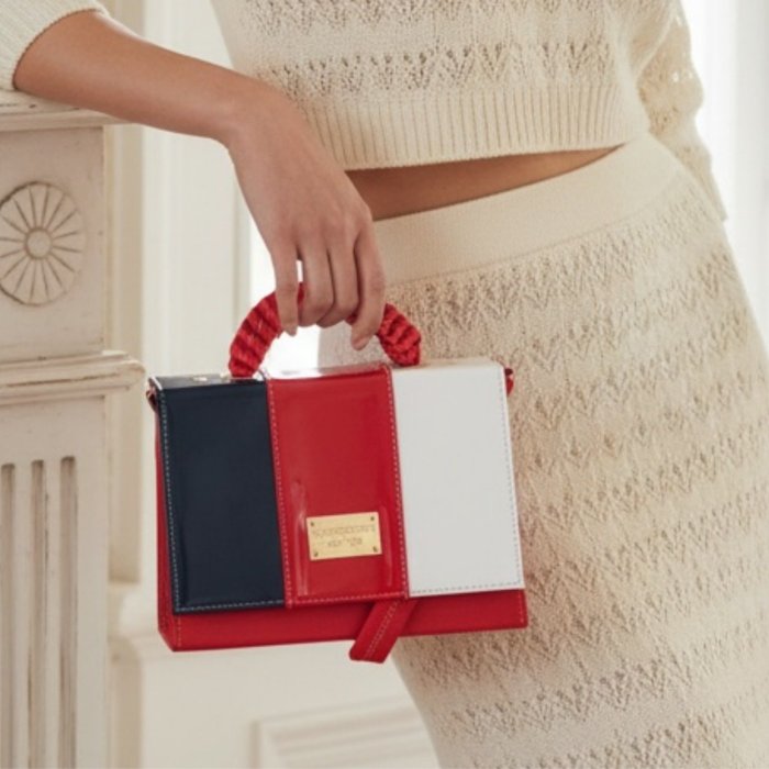 Bolsa estructurada tricolor rojo con asa fruncida