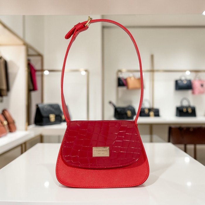 Bolsa de hombro estructurada roja con acabado texturizado