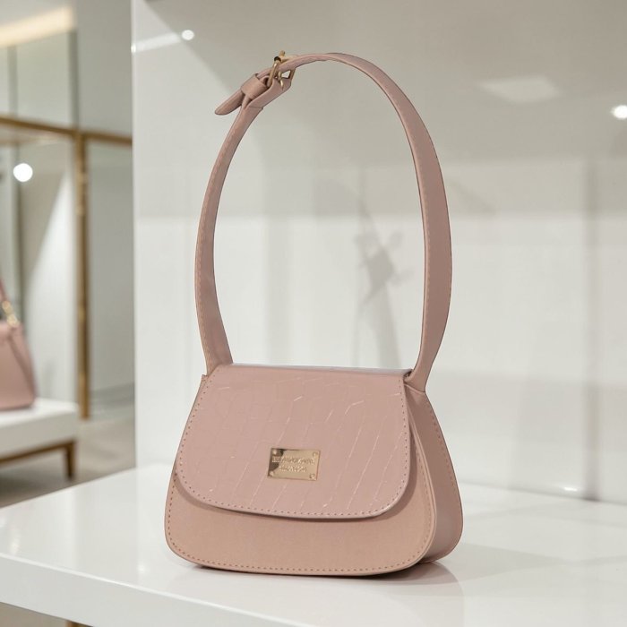 Bolsa de hombro estructurada maquillaje con acabado texturizado