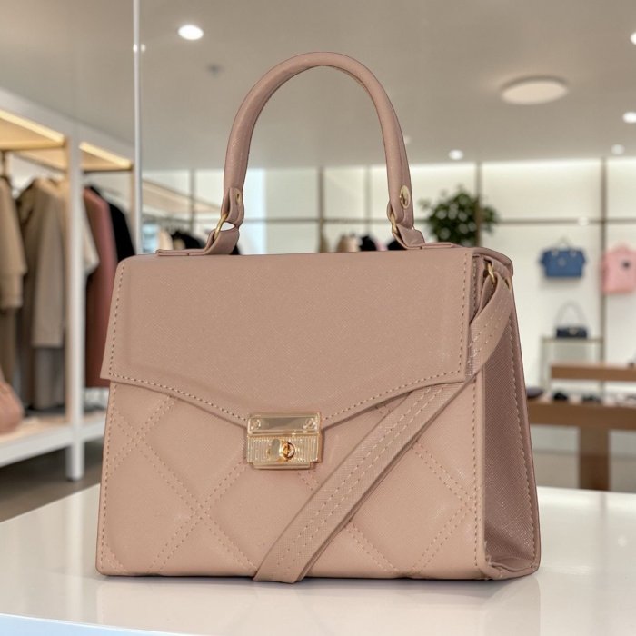 Cross maquillaje estructurada con broche metálico y diseño acolchado