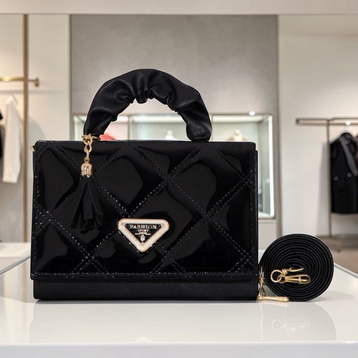 Mini bolsa negra estructurada brillante con diseño acolchado