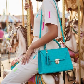 Cross turquesa estructurada con diseño texturizado y broche metálico