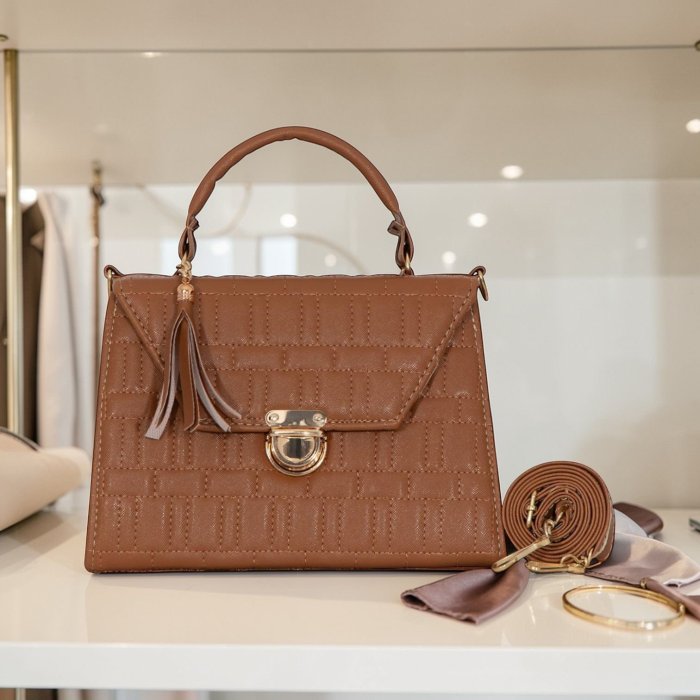 Cross camel estructurada con diseño texturizado y broche metálico