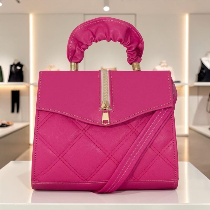 Cross fucsia estructurada con cierre decorativo y diseño acolchado