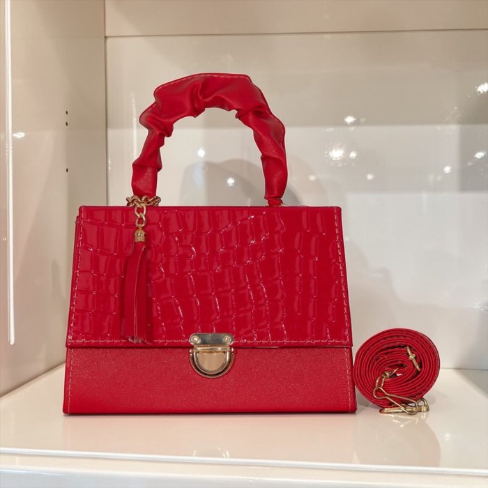 Cross rojo estructurada elegante con acabado texturizado