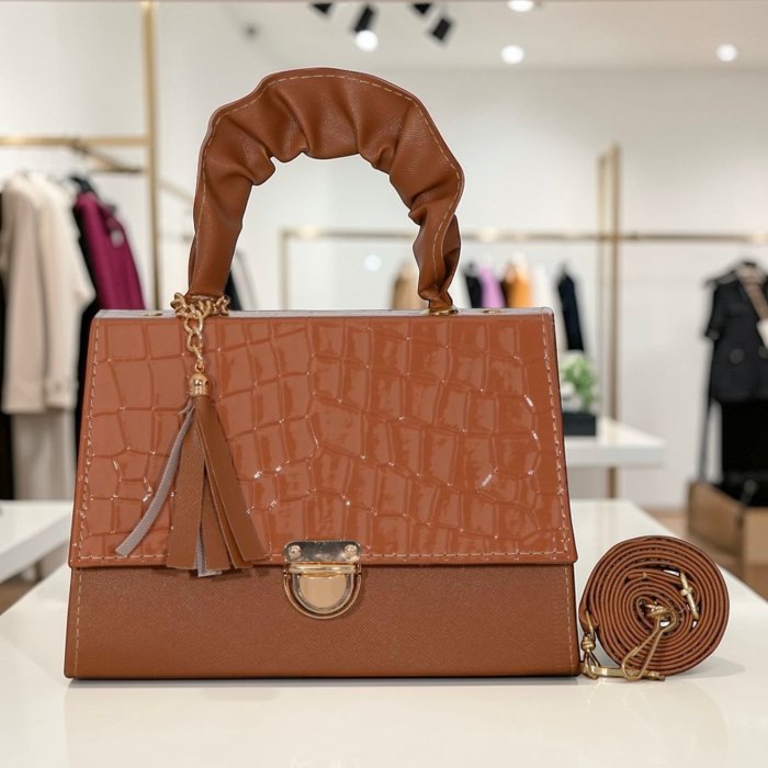 Cross camel estructurada elegante con acabado texturizado