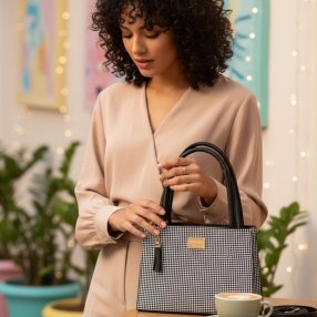 Cross cuadri estructurada elegante con acabado texturizado