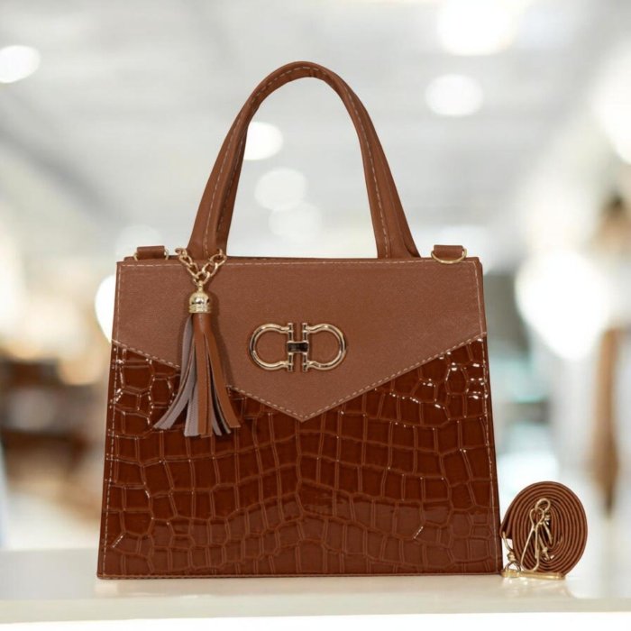 Bolsa cross camel estructurada con detalle metálico y borla
