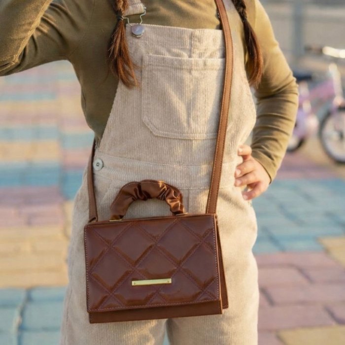 Bolsa infantil charol camel acolchada con asa fruncida