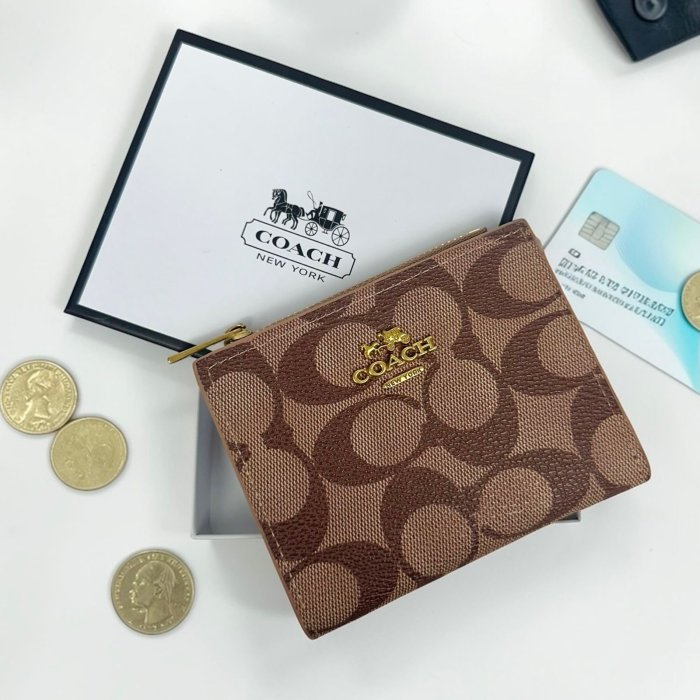 Cartera khaki tipo tarjetero para dama con cierre compacto