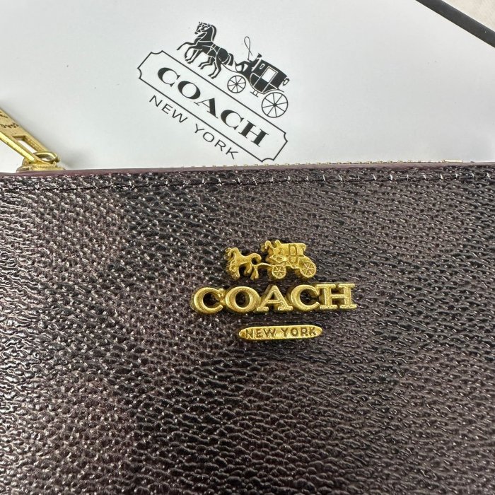 Cartera beige+lipstick  tipo tarjetero para dama con cierre compacto