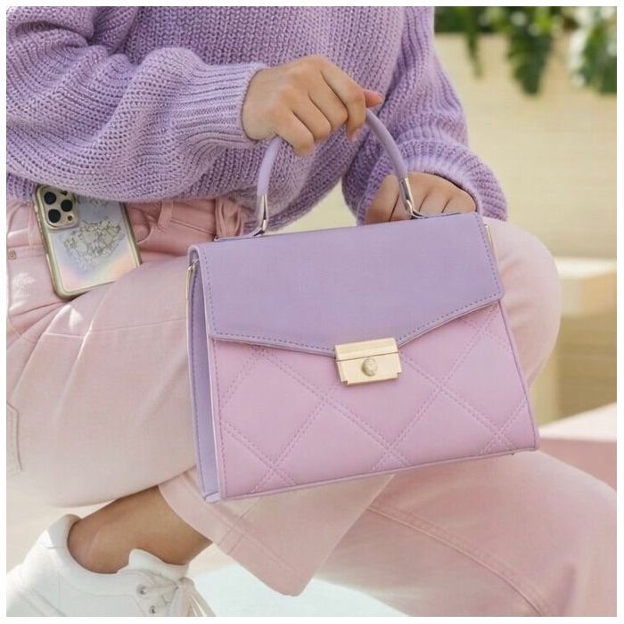 Cross lila estructurada con broche metálico y diseño acolchado