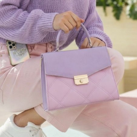 Cross lila estructurada con broche metálico y diseño acolchado