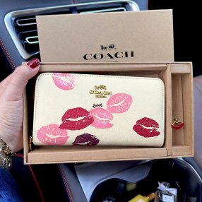 Cartera para dama con accesorio, presentación tipo regalo