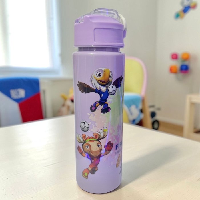Termo morado infantil Mundial 2026 botella deportiva con popote