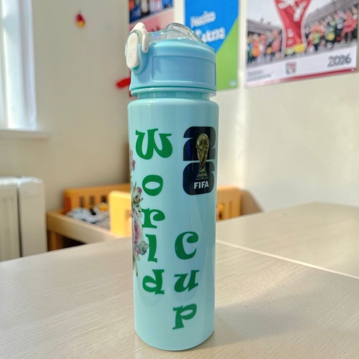 Termo menta infantil Mundial 2026 botella deportiva con popote
