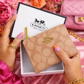 Cartera beige tipo tarjetero para dama con cierre compacto