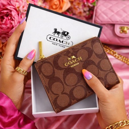 Cartera khaki tipo tarjetero para dama con cierre compacto