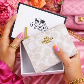 Cartera white tipo tarjetero para dama con cierre compacto