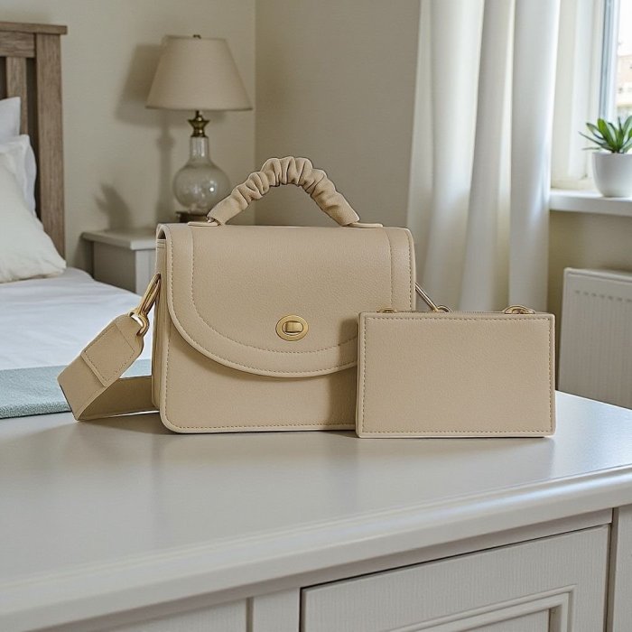 Bolsa Kamel Reina Asa Scrunch con Mini Clutch – Material Sintético