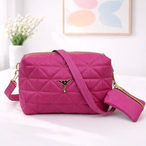 Cross fucsia estructurada con herraje decorativo