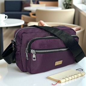Bolso crossbody morado compacto con múltiples compartimentos