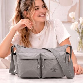 Bolsa crossbody gris amplia con bolsillos frontales