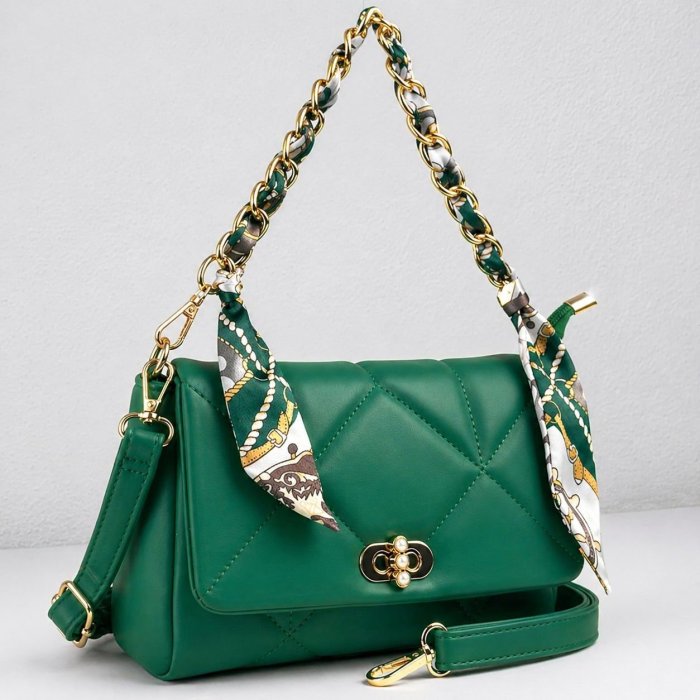 Bolsa crossbody elegante con cadena y mascada