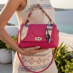 Bolsa crossbody elegante con cadena y mascada