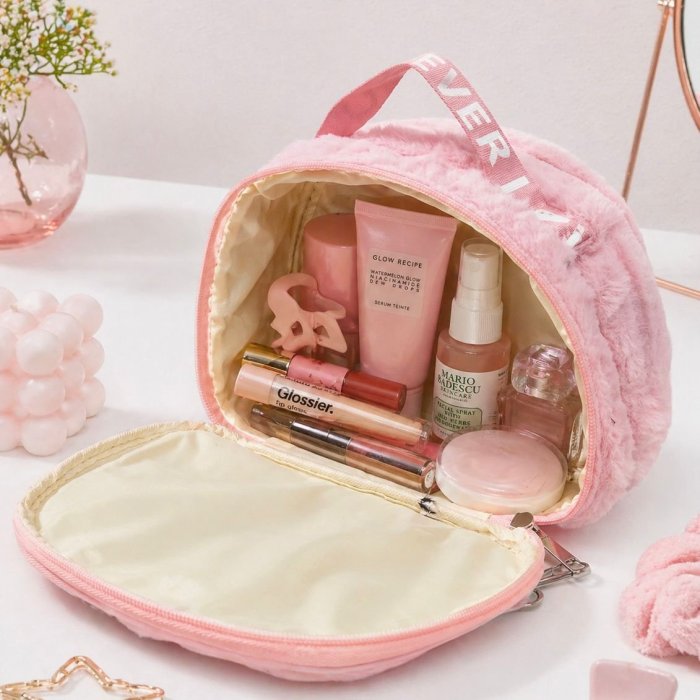Cosmetiquera amplia con diseño suave y práctico
