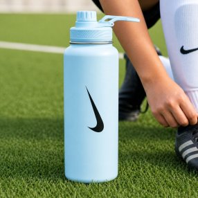 Botella térmica de diseño moderno con tapa segura y asa, ideal para us