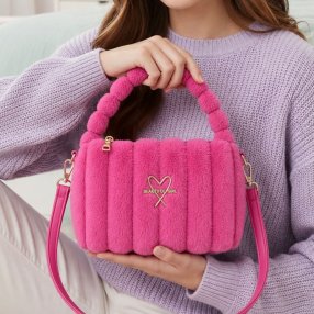 Bolsa de mano con textura suave y diseño moderno