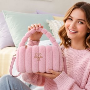 Bolsa de mano con textura suave y diseño moderno