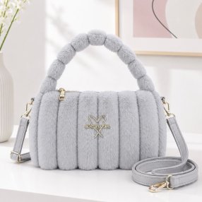Bolsa de mano con textura suave y diseño moderno