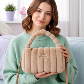Bolsa de mano con textura suave y diseño moderno