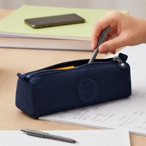 Lapicera escolar compacta con cierre práctico