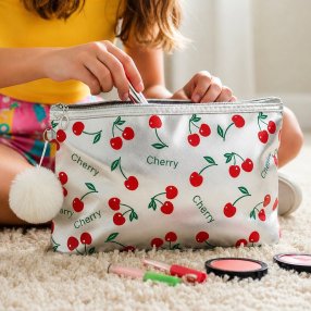 Cosmetiquera amplia con diseño cherry