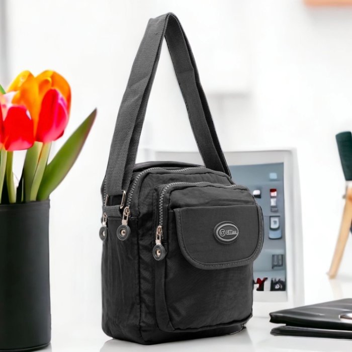 Bolso cross negro compacto para mujer ideal para uso diario