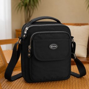 Bolso cross negro compacto para mujer ideal para uso diario