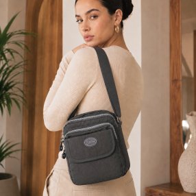 Bolso cross gris compacto para mujer ideal para uso diario