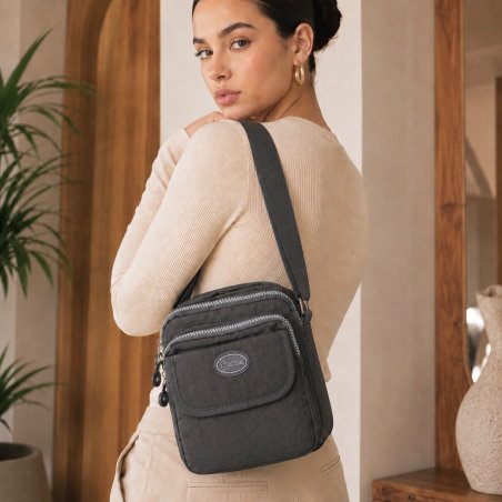 Bolso cross gris compacto para mujer ideal para uso diario