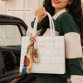 Bolsa Dama Acolchada con Mascada y Correa Larga